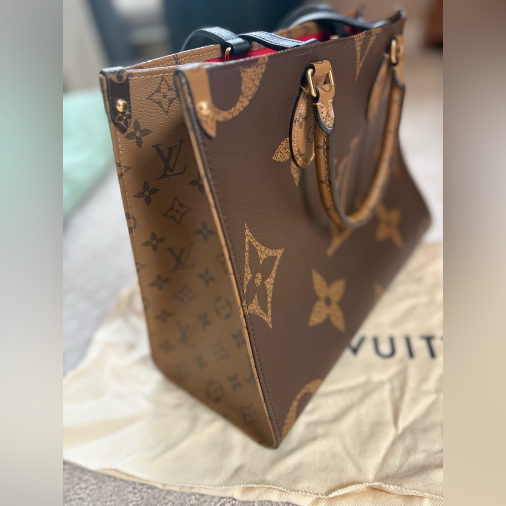 Louis Vuitton On The Go MM Canvas Tote with Red Interior - Picture 4 of 12